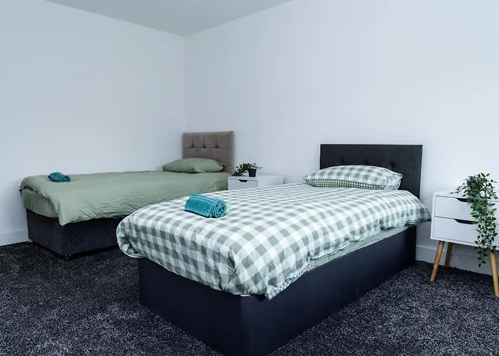 Spacious Ground Floor Apt Near Old Trafford Stadium