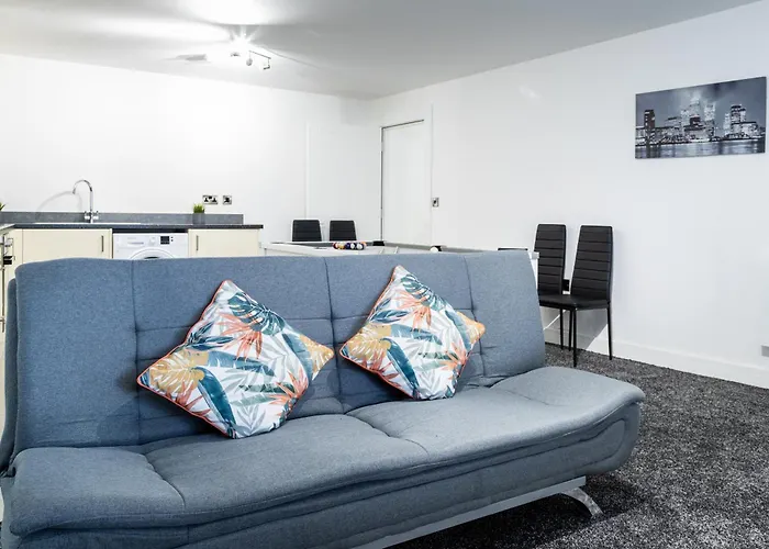Spacious Ground Floor Apt Near Old Trafford Stadium