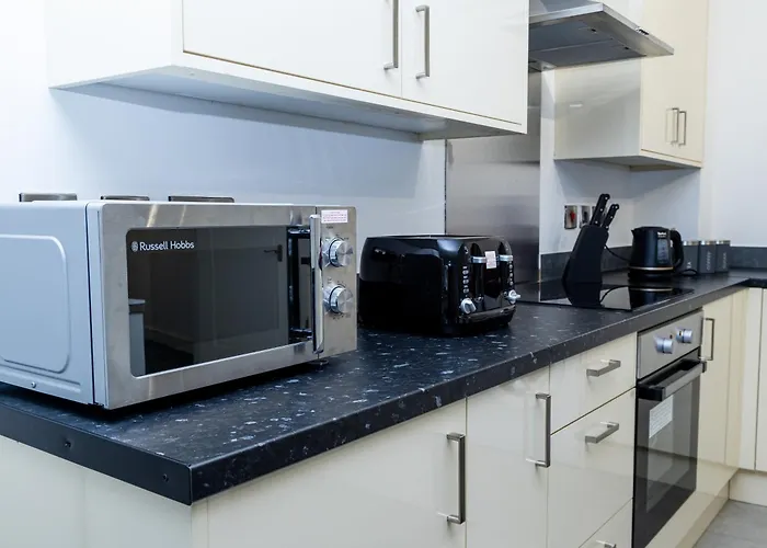 Spacious Ground Floor Apt Near Old Trafford Stadium